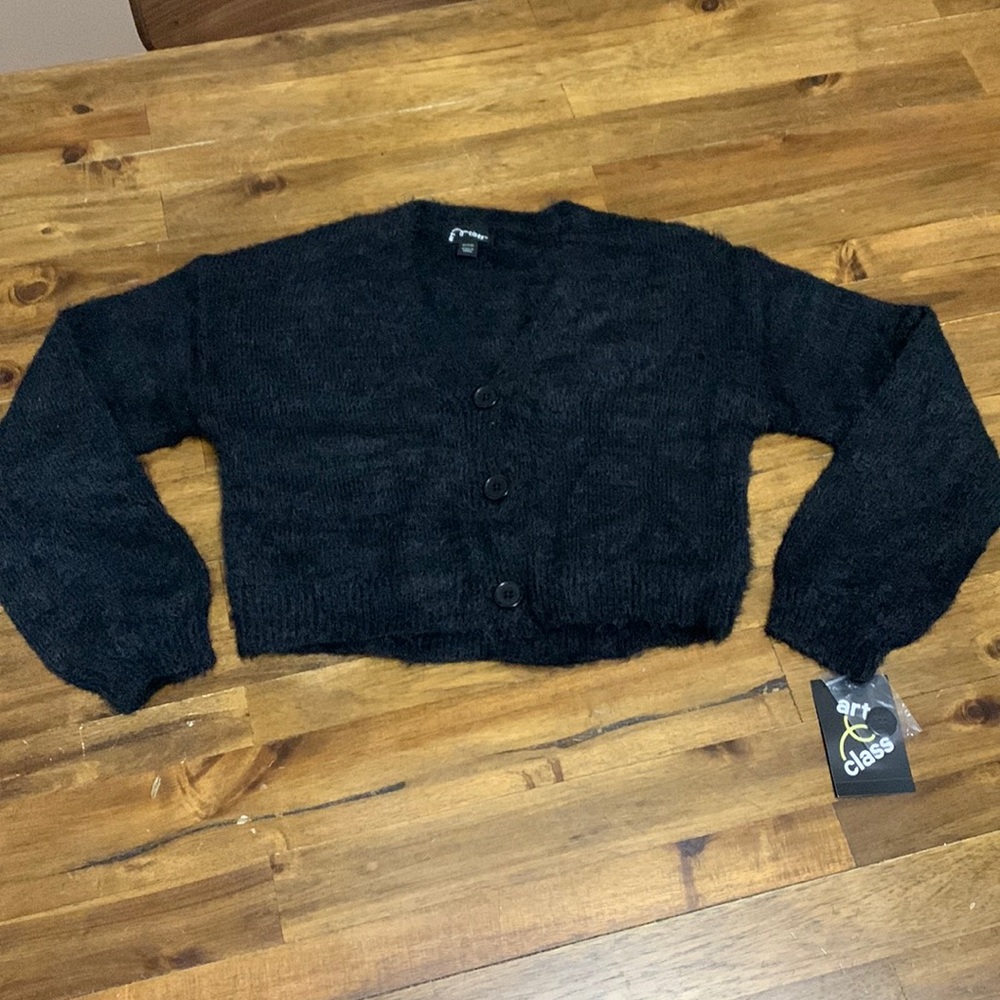 Girls cropped. Black. Size M 7/8. Art class